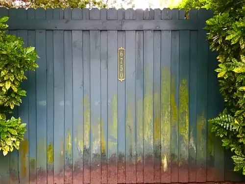 Fence Finish Options That Protect and Improve Curb Appeal
